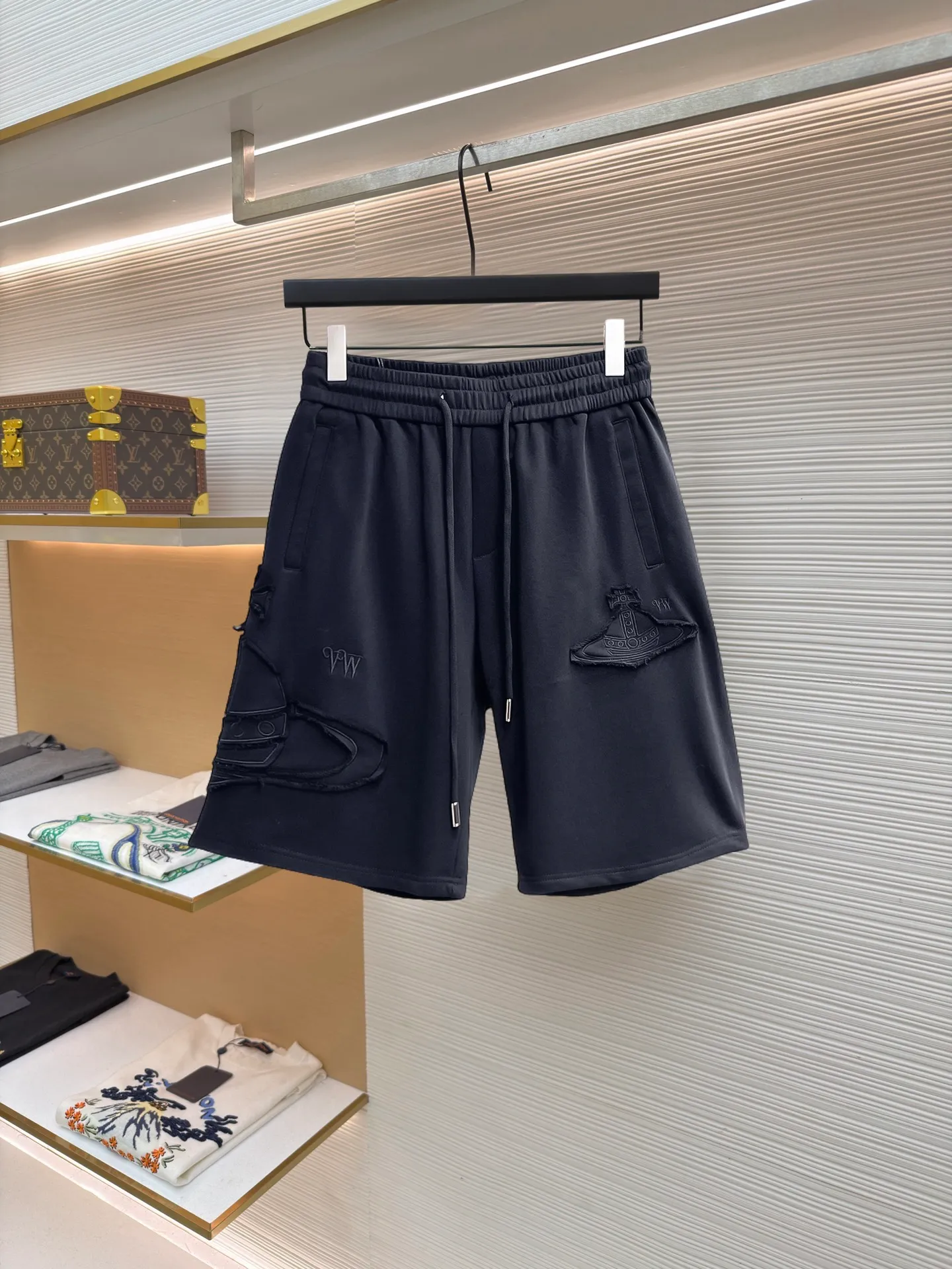 The Queen Mother's three-standard complete 2026 summer New Arrival men's casual shorts, advanced custom-made fabric Breathable fabric, Breathable elasticity and comfort, impeccable details, top-grade accessories, original logo design concept, delicate and soft feel! The upper body fit is awesome! Size: M-XXXL Please state your height and weight when ordering